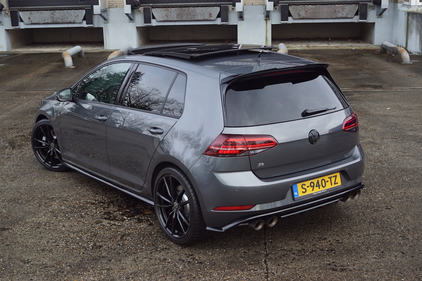 Een auto tentoongesteld in de showroom