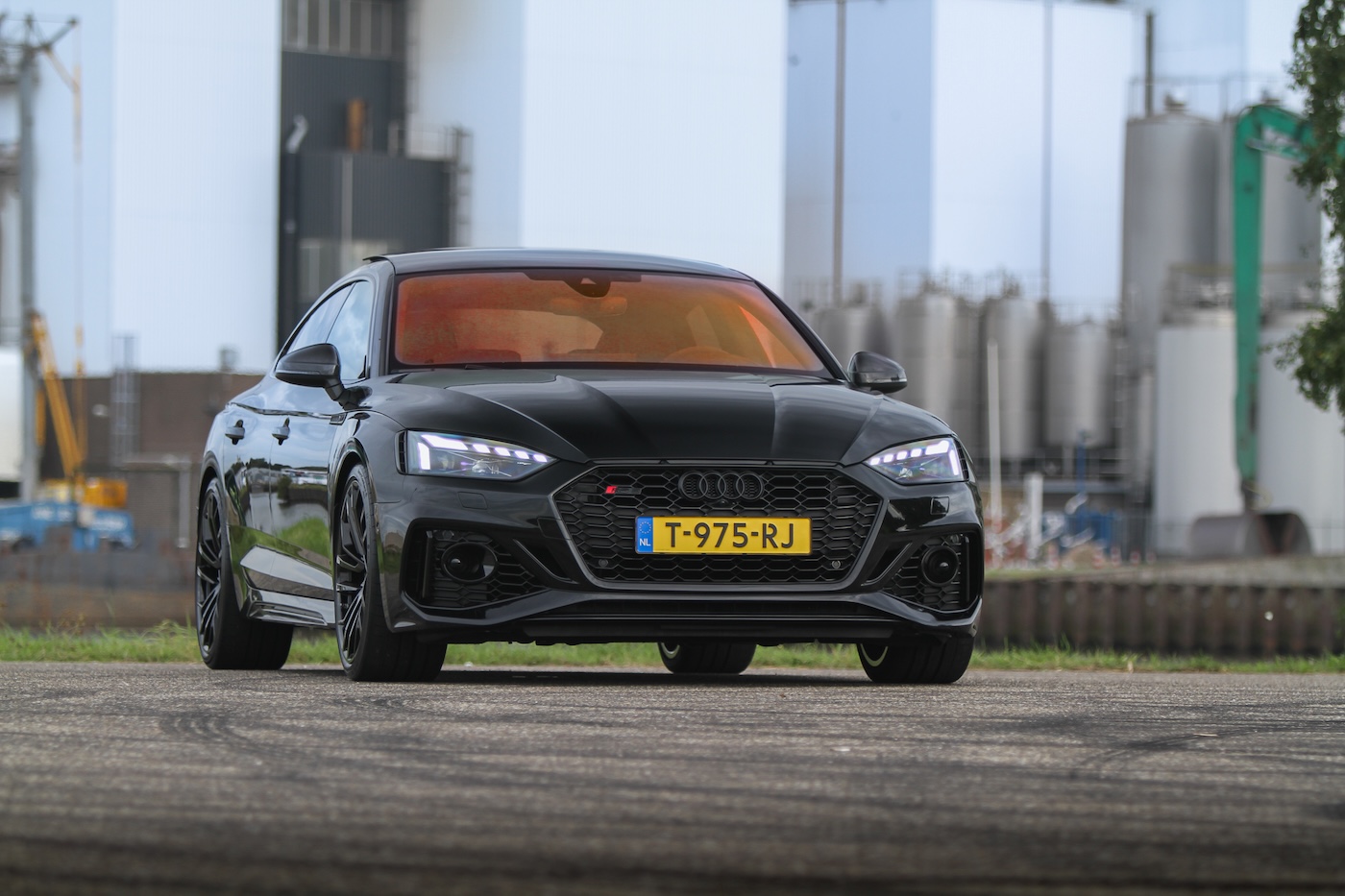 Luxe sportinterieur met rood stiksel