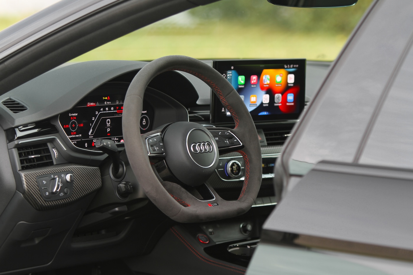 Close-up van een auto dashboard en stuurwiel