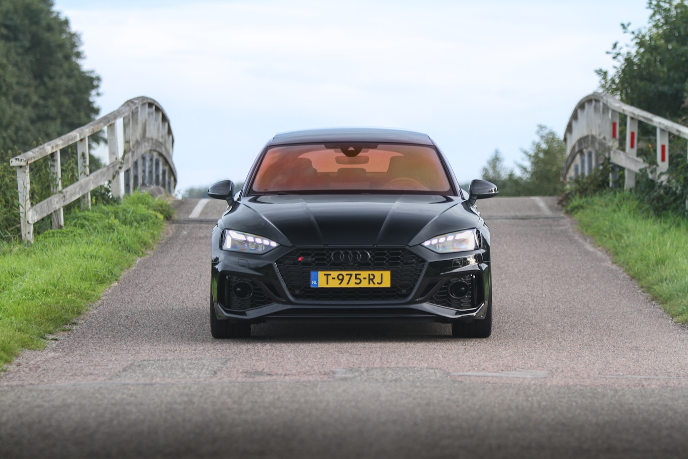 Close-up van een high-performance wiel en remklauw